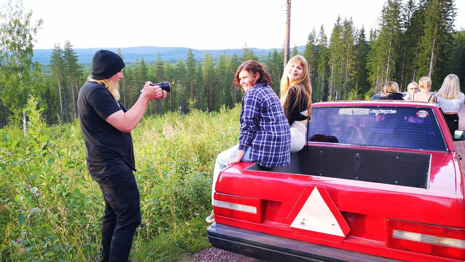 Körtjejerna i musikvideon Bara liteð suolstjin sittandes på en EPA-traktor under inspelningen av videon. Foto Ing-Marie Bergman.