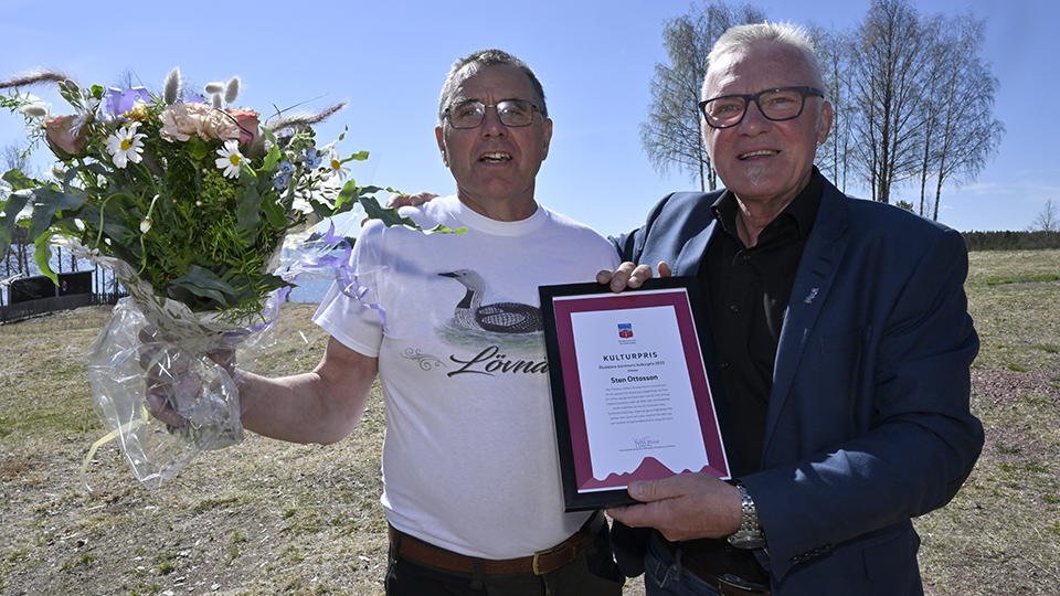 Sten Ottosson tilldelas kulturpriset 2022 och får ta emot en blombukett och diplom av kommunalråd Kjell Tenn.