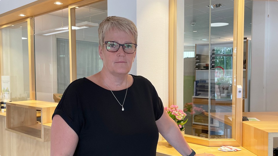 Skolchef Anna-Karin Olsson i kontakcenter i kommunhuset i Älvdalen.