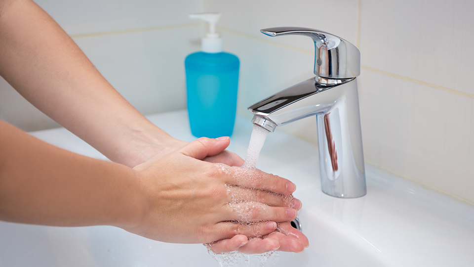 Tvättar händer och tar på engångshandskar