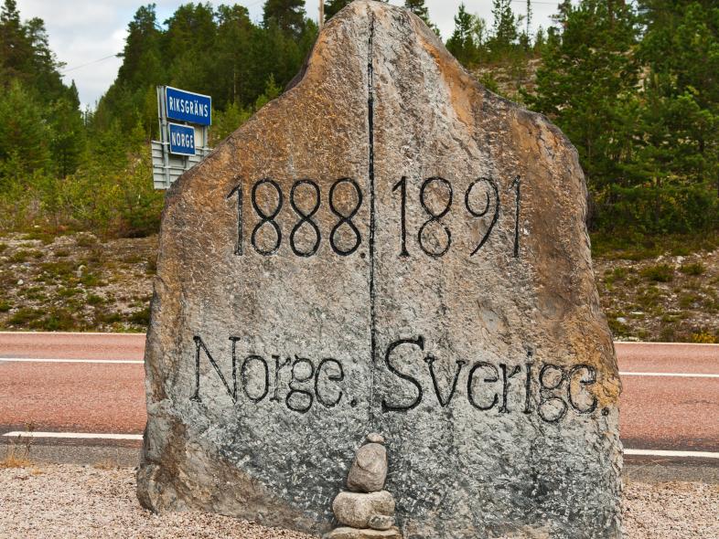 En gammal gränssten mellan Sverige och Norge med årtal på.