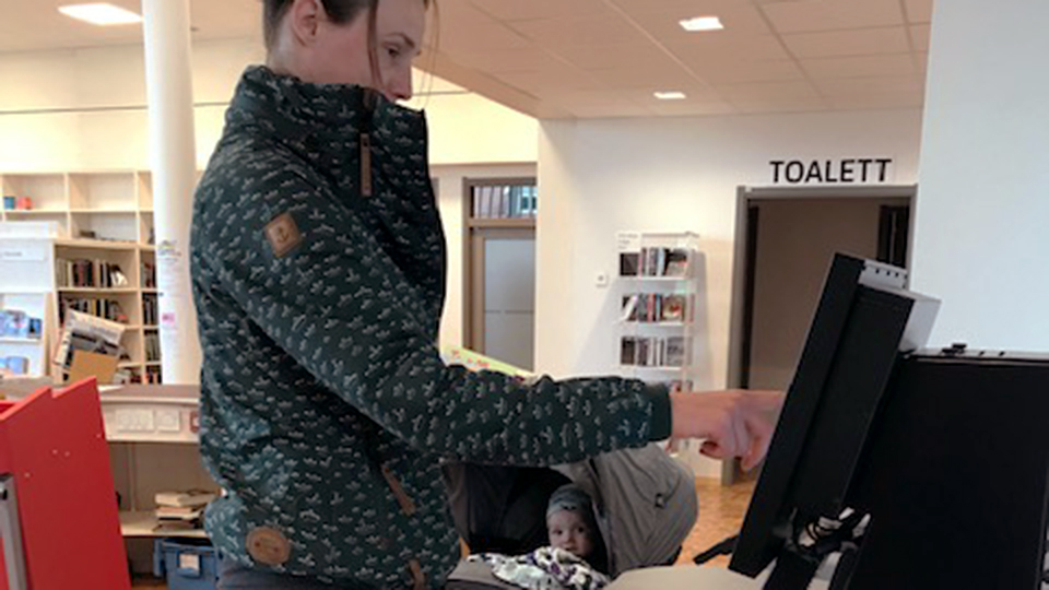 Låntagare testar meröppet på Älvdalens bibliotek