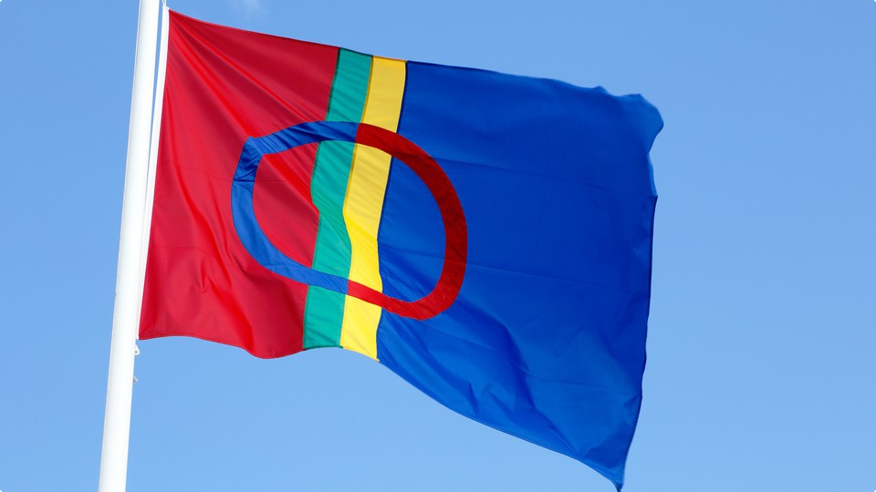 Den samiska flaggan mot blå himmel.