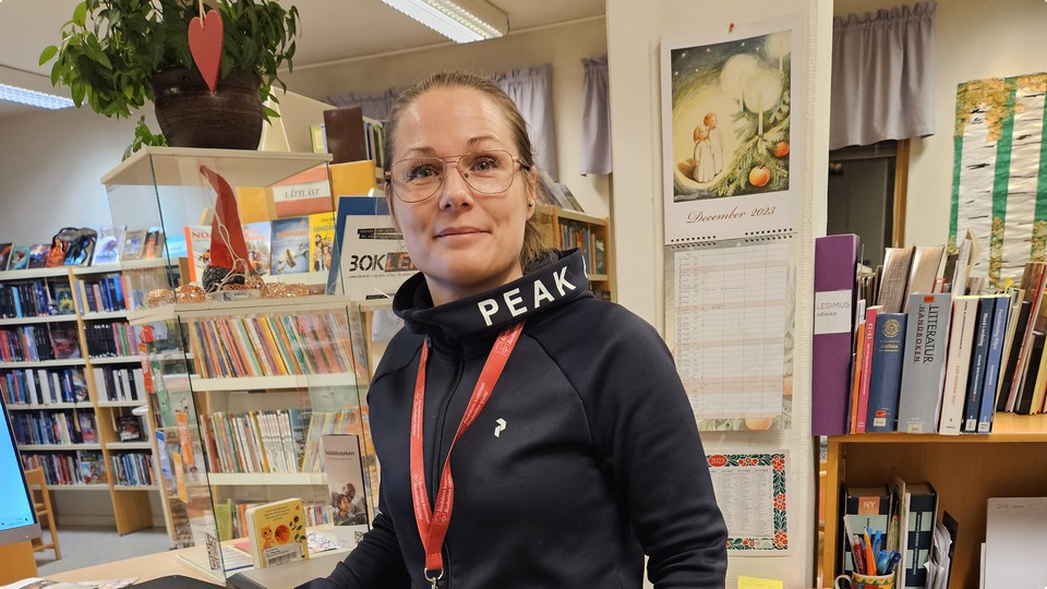 Biblioteksföreståndare och kommunvägledare  Marie-Louise (Mia) Hägerman stående vid skrivbord på Särna bibliotek och kommunkontor.