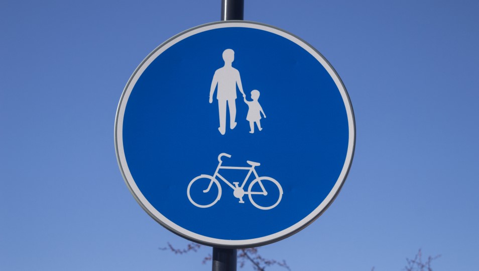 Bild på vägskylt för gång- och cykelbana