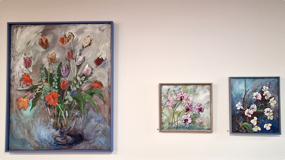 Tre tavlor av konstnären Ulla Berg, föreställande blommor.