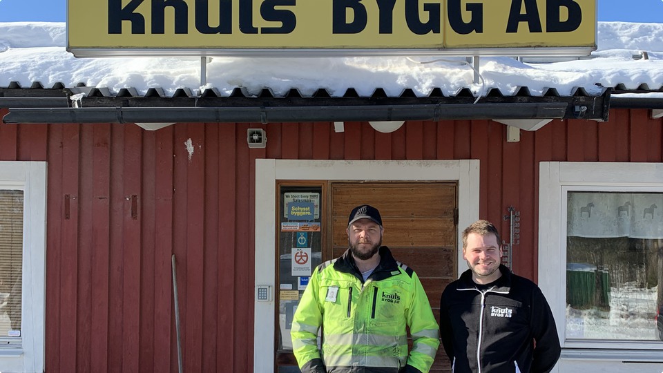 Anders Larsson och Andreas Olsson utanför kontoret på Knuts Bygg AB  en vacker vinterdag.