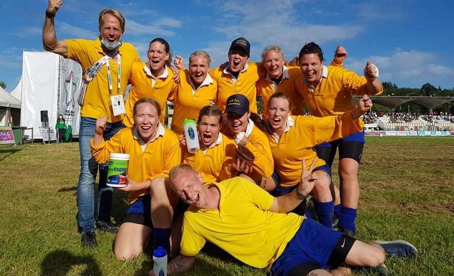 En lagbild på svenska damlandslaget i dragkamp som jublar efter seger i VM i Spanien