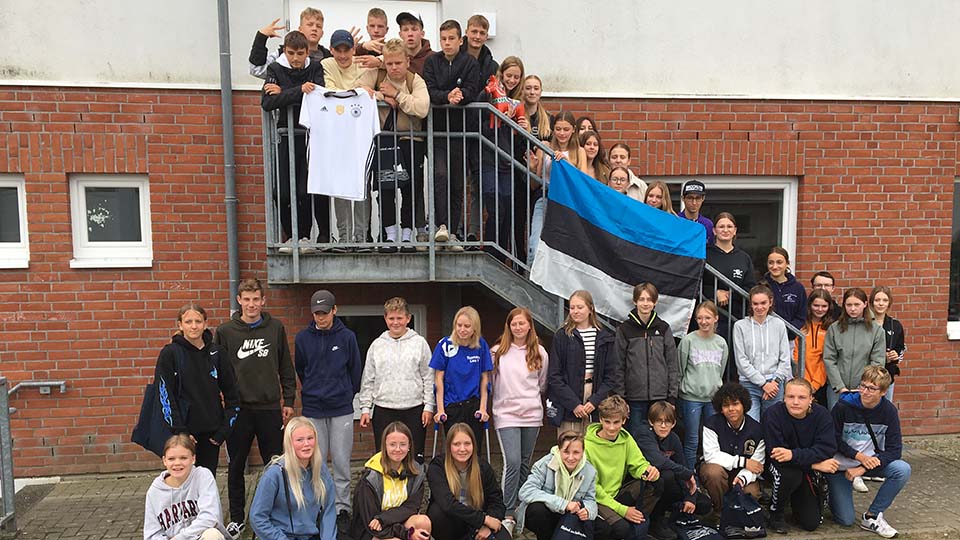 Elever från Älvdalsskolan och Strandskolan i Idre som deltagit i ungdomsutbytet i Schönberg tillsammans med elever från Haljala i Estland.