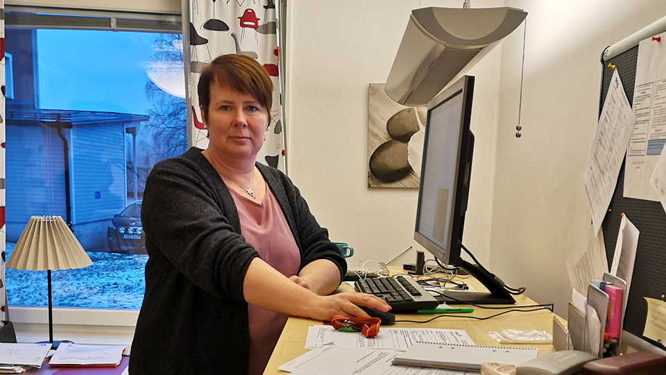 Maria Särnblad som är medicinskt ansvarig sköterska i Älvdalens kommun står vid sitt skrivbord