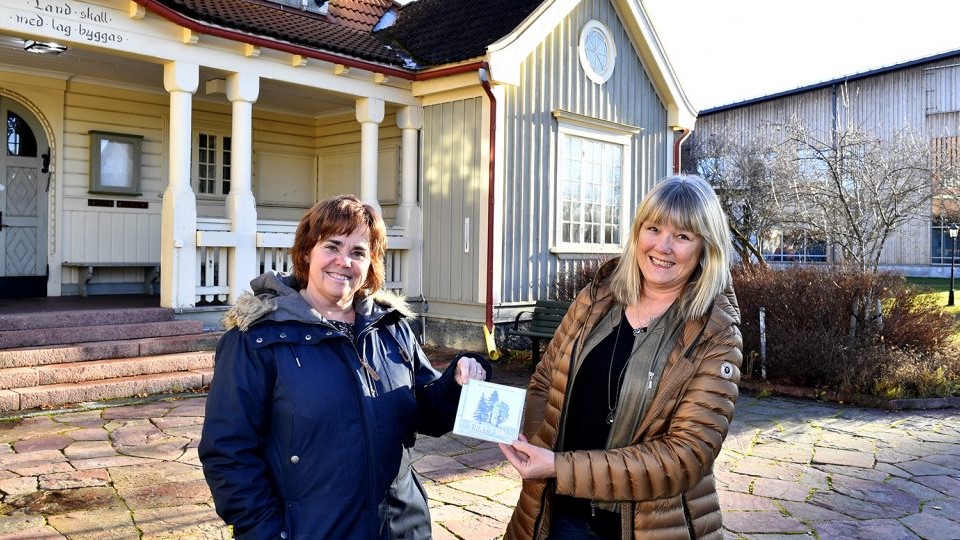 Verf Lena Egardt och Kersin Forslund visar upp sin skiva utanför tingshuset i Älvdalen