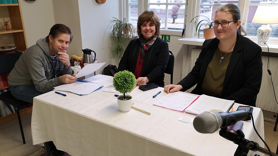 En man och två kvinnor sitter vid ett bord. De agerar jury vid en audition. I förgrunden syns en mikrofon.