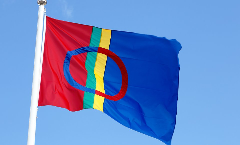 Samisk flagga vajar i vinden.
