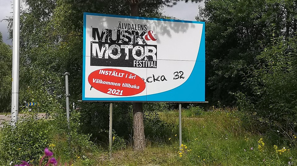 Skylt vid sidan av riksväg 70 i Älvdalen med information om inställd Musik- och motorfestival