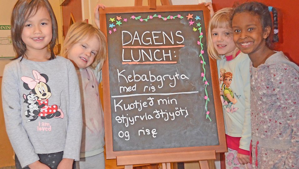 Elever på Rots skola med sin matsedel som finns både på svenska och älvdalska