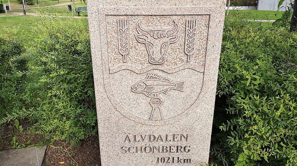 En minnessten uppförd i Tingshusparken i Älvdalen. Symbol för vänortssamarbete mellan Älvdalens kommun och Schönberg i Tyskland. På stenen syns Schönbergs kommunvapen och antal kilometer mellan de två orterna.