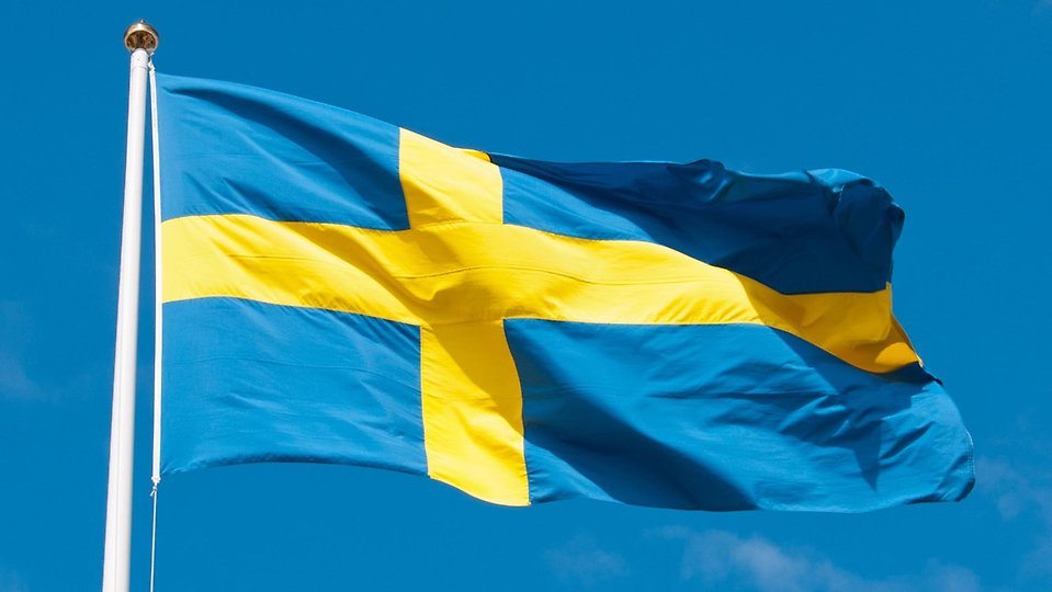 Svensk flagga som vajer i vinden.