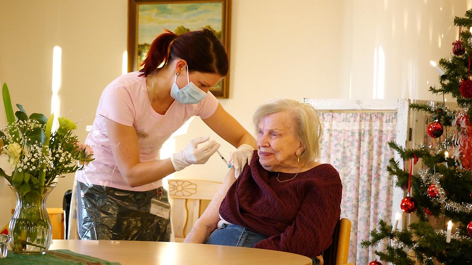 Astrid Zetterström, 99 år får första vaccinationssprutan mot covid-19 av sjuksköterska Erika Westerling